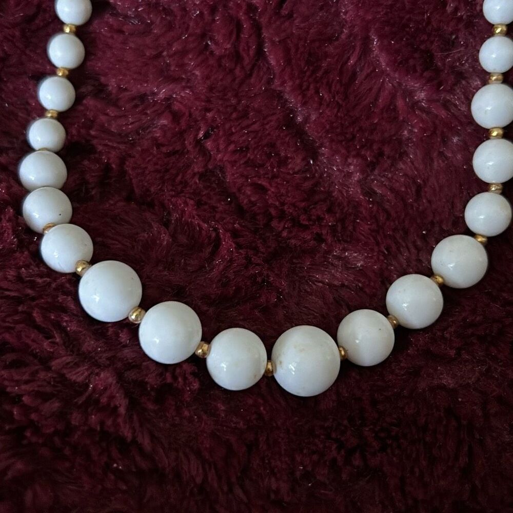 Vintage Mid-Century‎ White Milk & Gold-tone Beaded Necklace. 18". - Picture 2 of 7